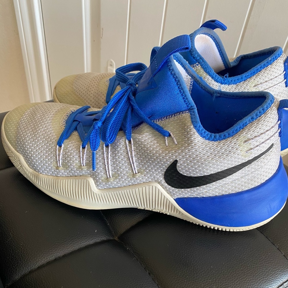Men’s size 11 NIKE hyperswift athletic sneakers.